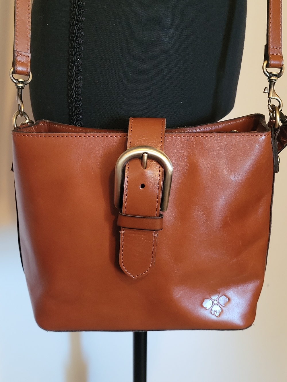 Patricia Nash Cognac Leather Crossbody Bag with Buckle Floral Logo P103501 EUC